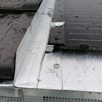 detail_raccord_panneaux_integres_avec_tuiles